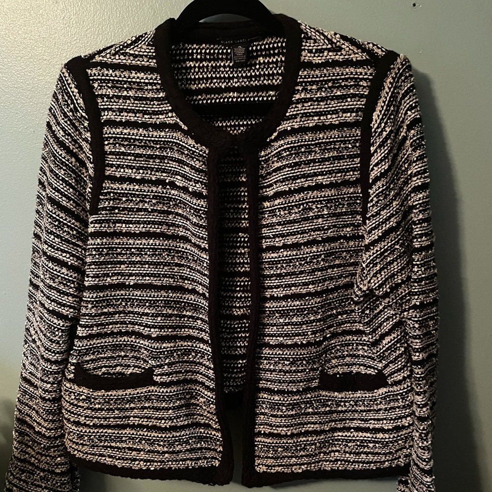 Short open jacket with top clasp sleeves has snaps